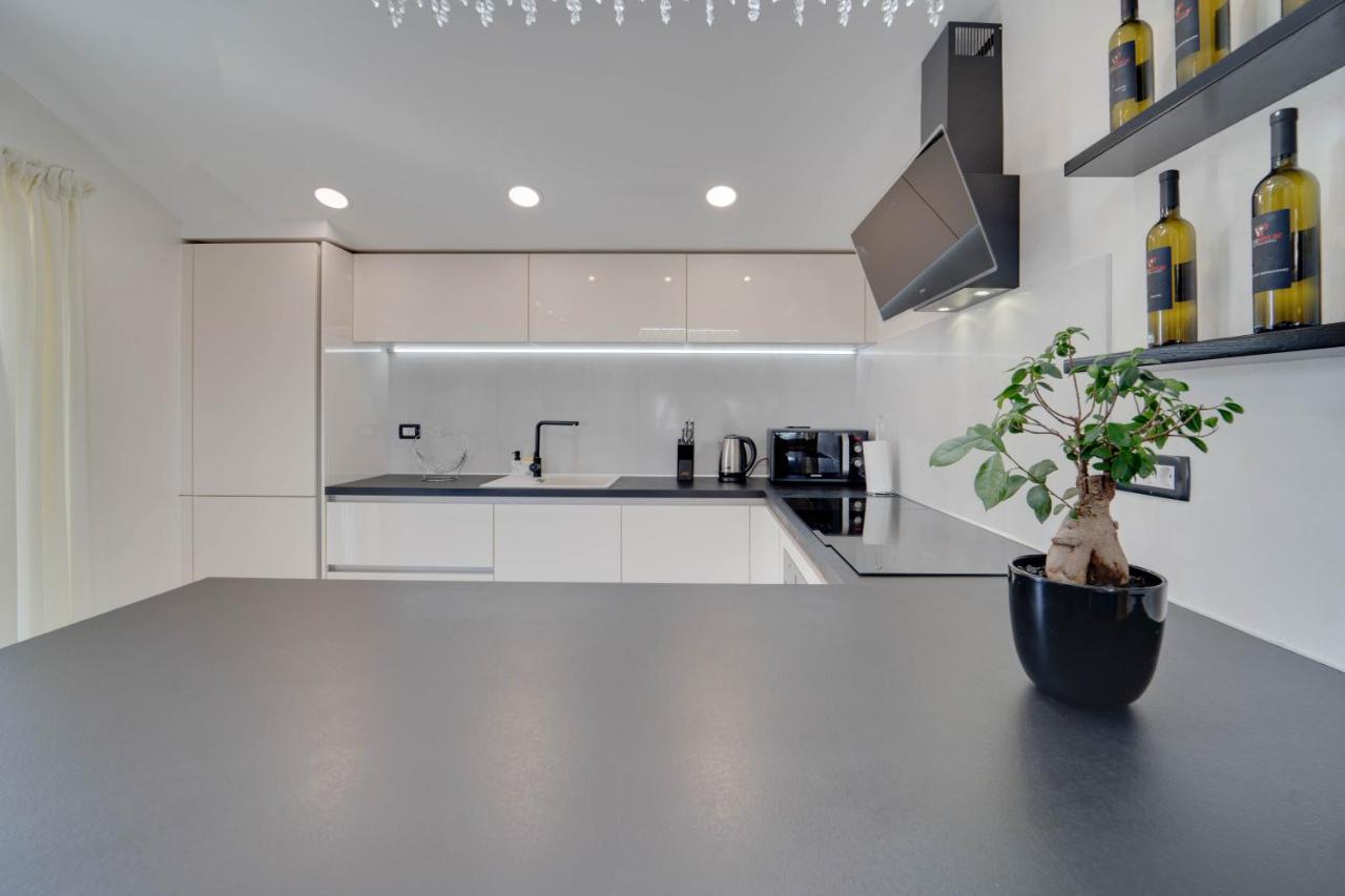Black Diamond Apartment Vilanija Exterior foto